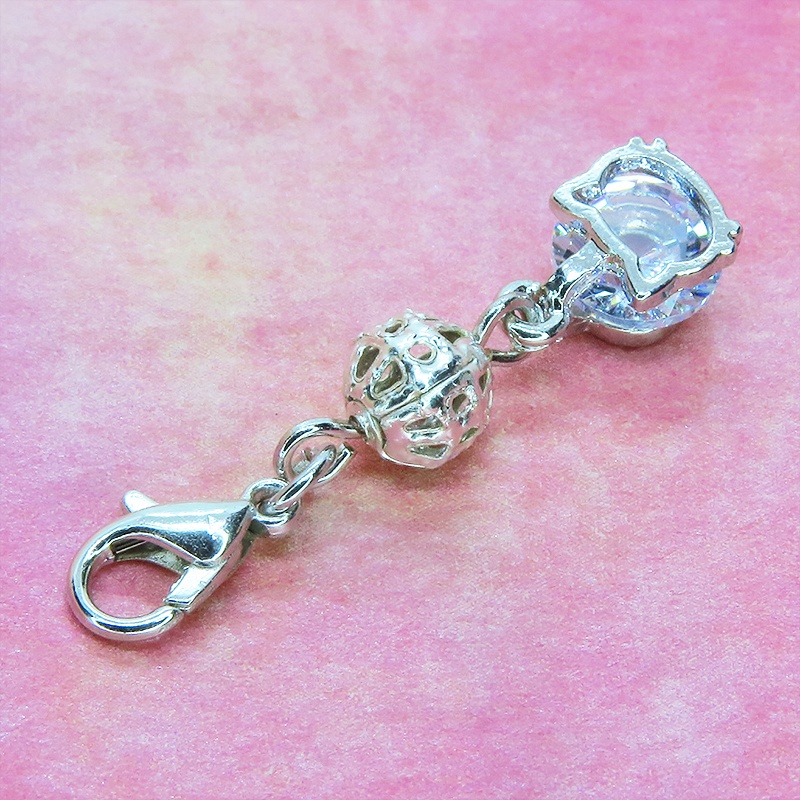 マスクチャーム シルバーカラーの猫フェイスフレームのキュービックジルコニアとメタルビーズのチャーム