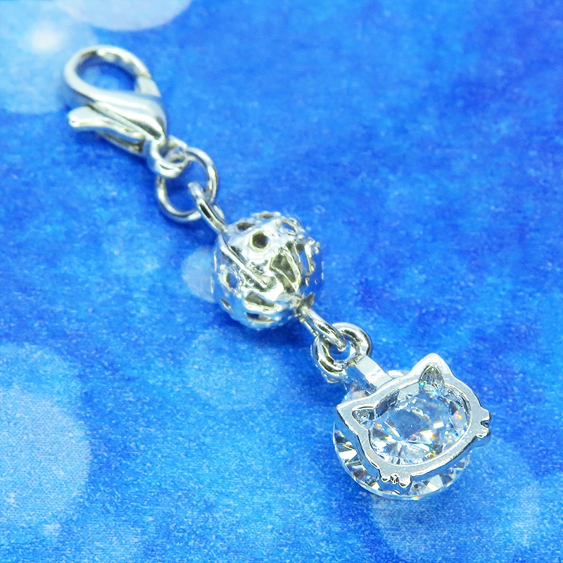 マスクチャーム シルバーカラーの猫フェイスフレームのキュービックジルコニアとメタルビーズのチャーム