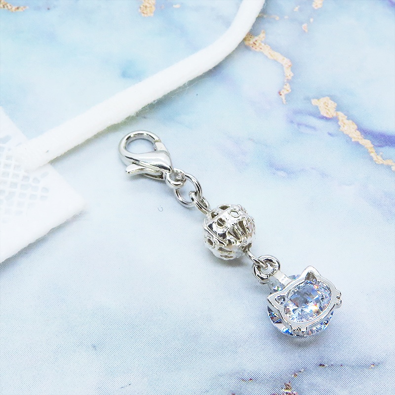 マスクチャーム シルバーカラーの猫フェイスフレームのキュービックジルコニアとメタルビーズのチャーム