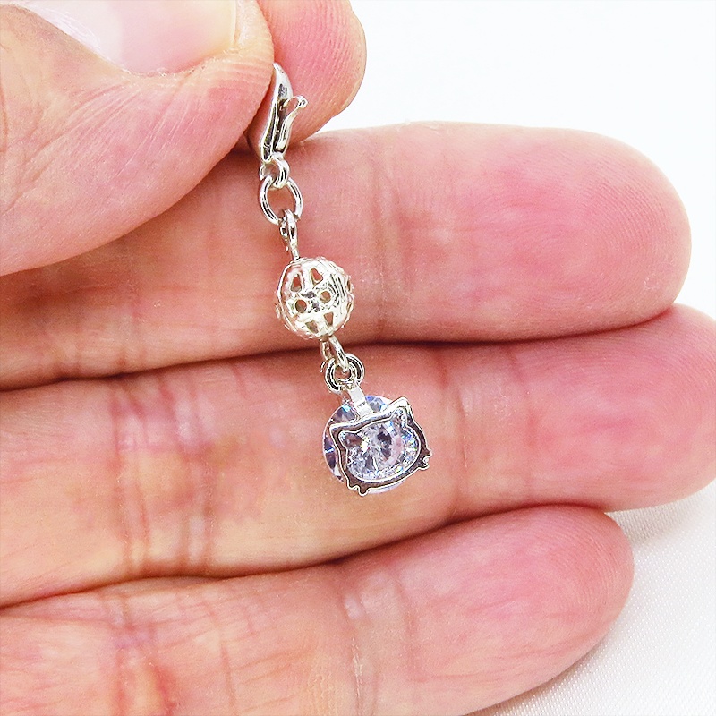 マスクチャーム シルバーカラーの猫フェイスフレームのキュービックジルコニアとメタルビーズのチャーム