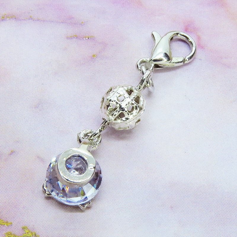 マスクチャーム シルバーカラーの猫フェイスフレームのキュービックジルコニアとメタルビーズのチャーム