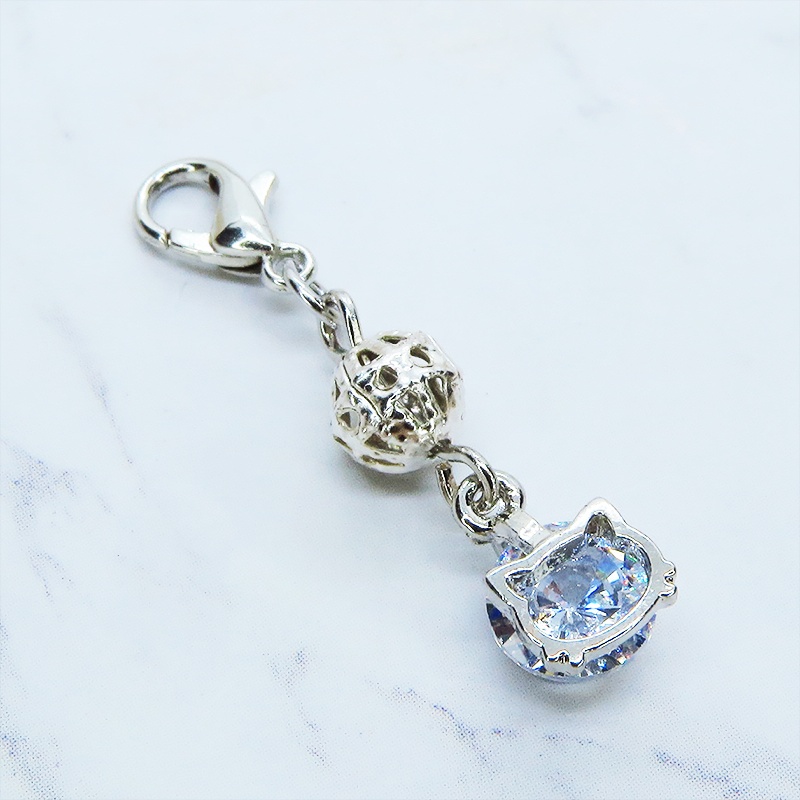 マスクチャーム シルバーカラーの猫フェイスフレームのキュービックジルコニアとメタルビーズのチャーム