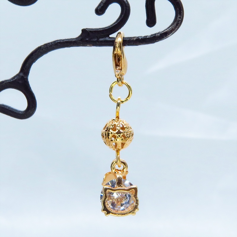 マスクチャーム ゴールドカラーの猫フェイスフレームのキュービックジルコニアとメタルビーズのチャーム