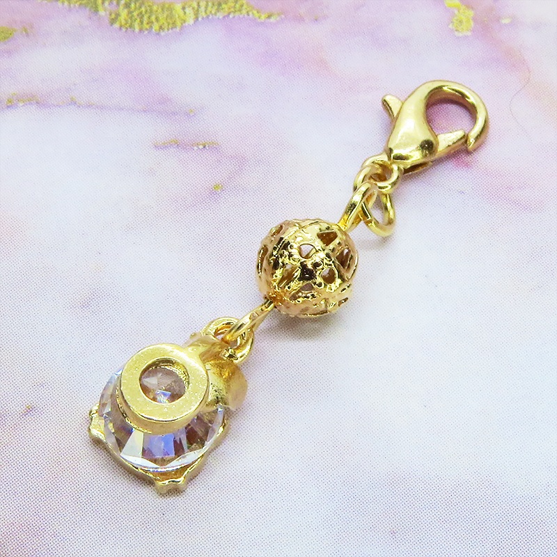 マスクチャーム ゴールドカラーの猫フェイスフレームのキュービックジルコニアとメタルビーズのチャーム