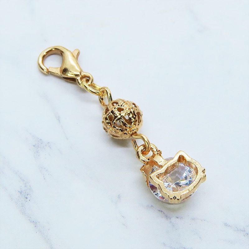 マスクチャーム ゴールドカラーの猫フェイスフレームのキュービックジルコニアとメタルビーズのチャーム