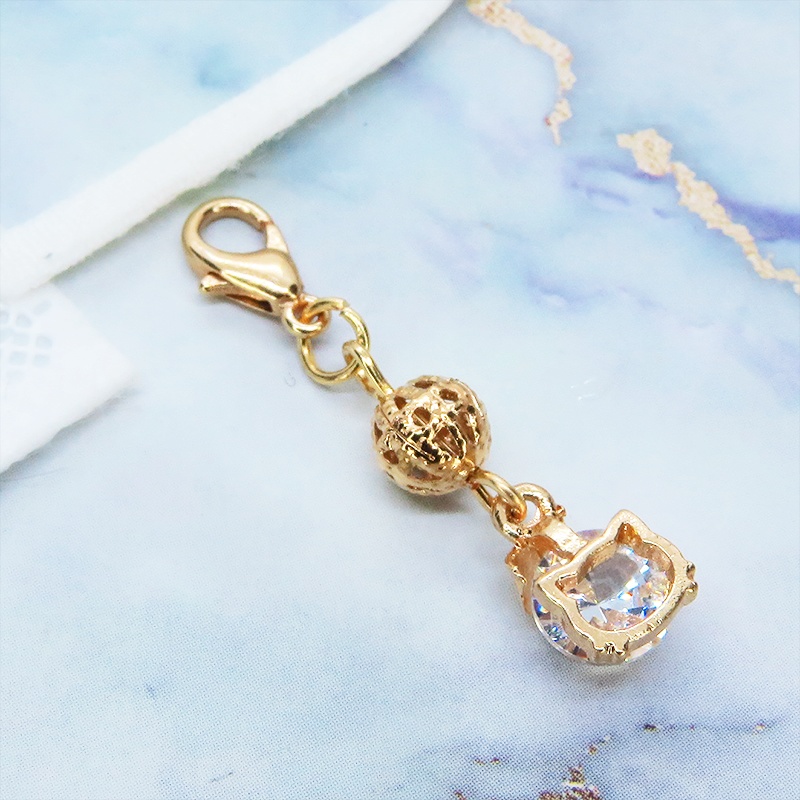 マスクチャーム ゴールドカラーの猫フェイスフレームのキュービックジルコニアとメタルビーズのチャーム