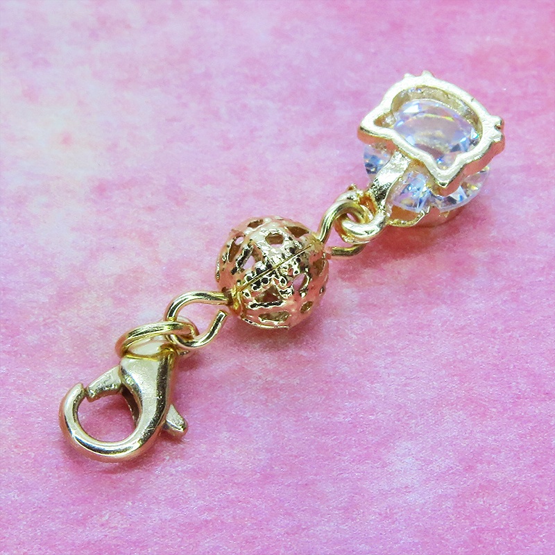 マスクチャーム ゴールドカラーの猫フェイスフレームのキュービックジルコニアとメタルビーズのチャーム