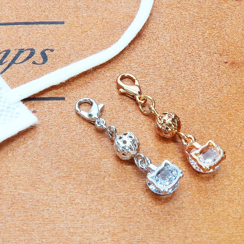 マスクチャーム ゴールドカラーの猫フェイスフレームのキュービックジルコニアとメタルビーズのチャーム