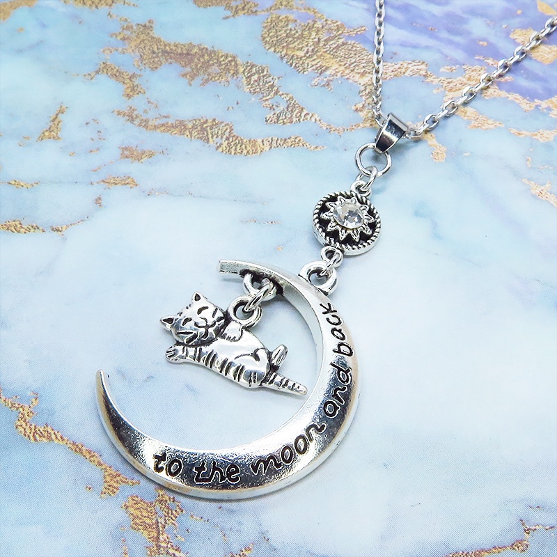 アンティークシルバー 寝そべる猫と三日月のチャームのネックレス ラインストーン 長さ変更可 アジャスター可 SV925可