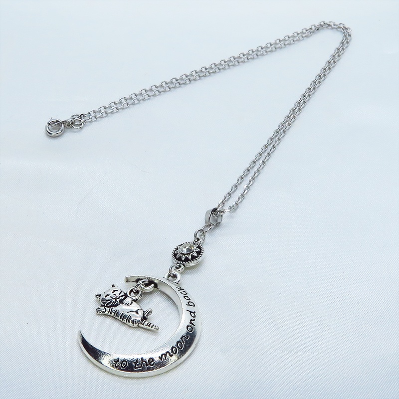 アンティークシルバー 寝そべる猫と三日月のチャームのネックレス ラインストーン 長さ変更可 アジャスター可 SV925可