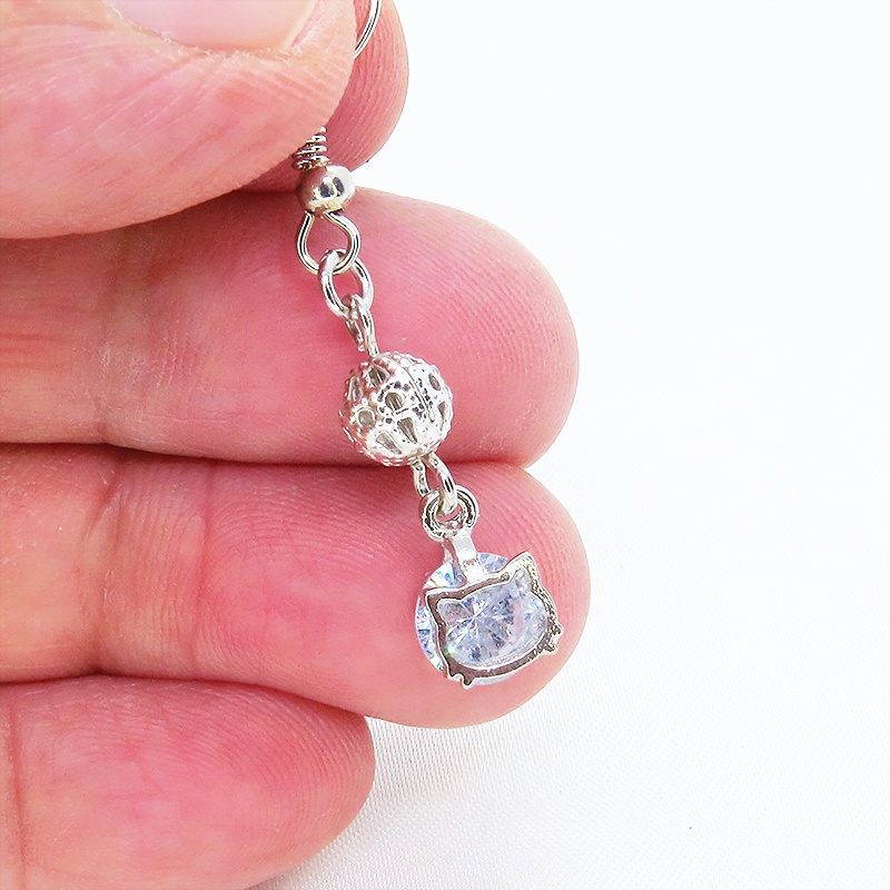 シルバーカラーの猫フェイスフレームのキュービックジルコニアとメタルビーズのピアス サージカル可