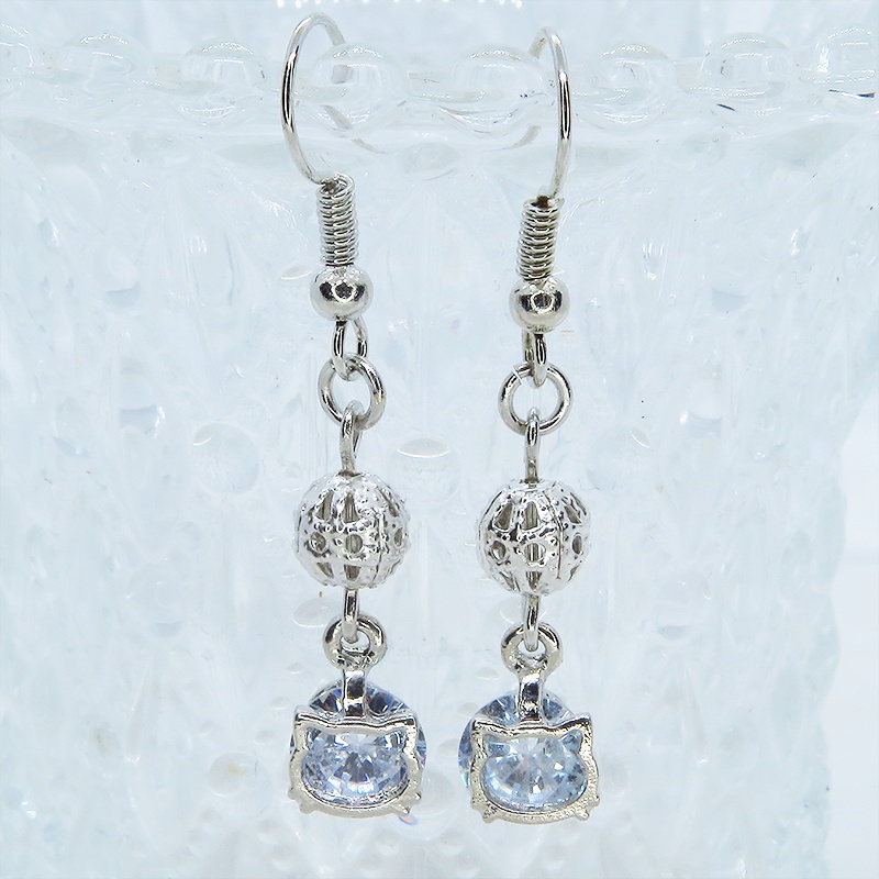 シルバーカラーの猫フェイスフレームのキュービックジルコニアとメタルビーズのピアス サージカル可