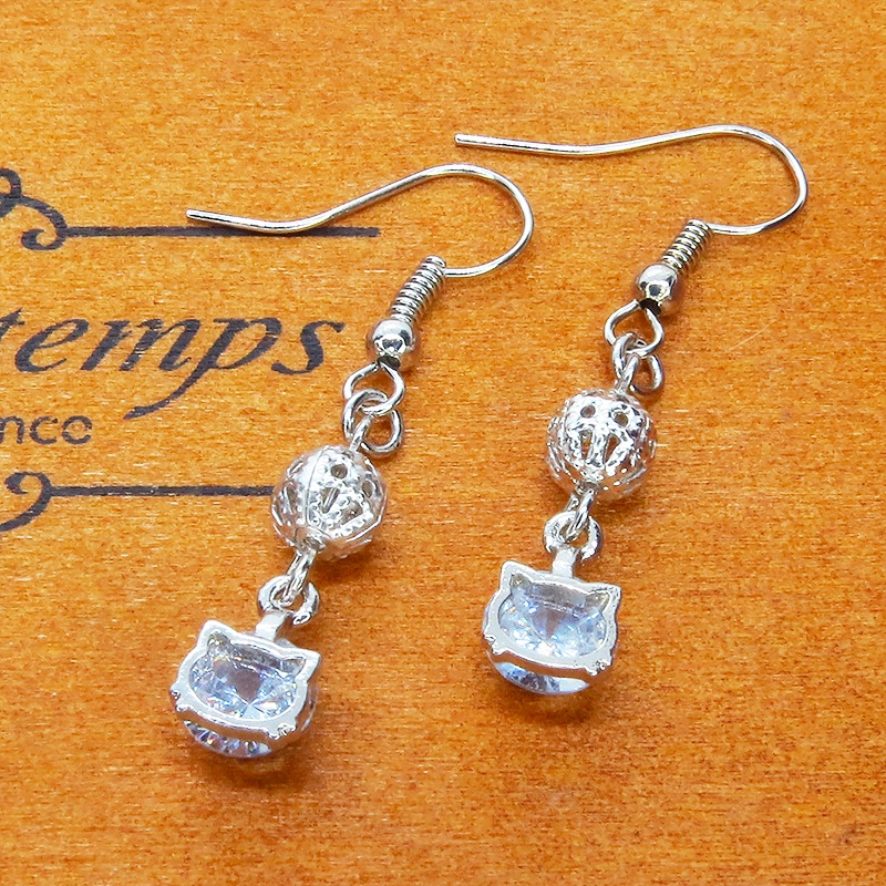 シルバーカラーの猫フェイスフレームのキュービックジルコニアとメタルビーズのピアス サージカル可