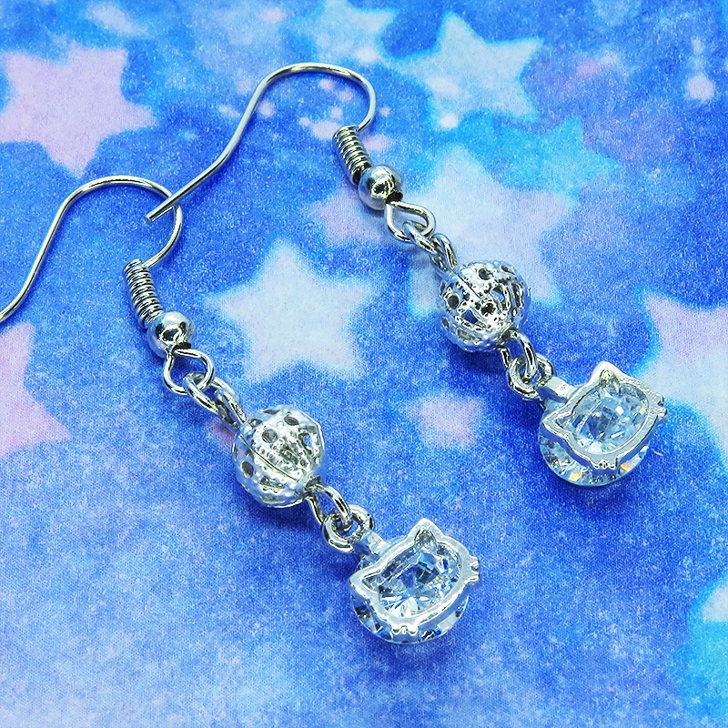 シルバーカラーの猫フェイスフレームのキュービックジルコニアとメタルビーズのピアス サージカル可