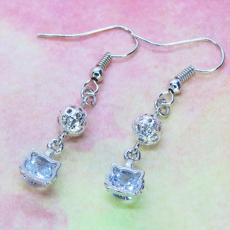 シルバーカラーの猫フェイスフレームのキュービックジルコニアとメタルビーズのピアス サージカル可