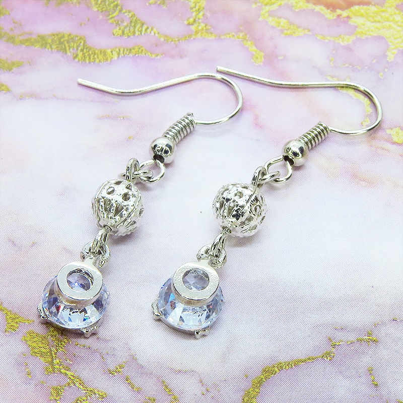 シルバーカラーの猫フェイスフレームのキュービックジルコニアとメタルビーズのピアス サージカル可