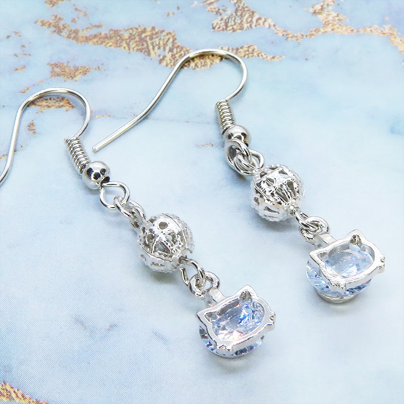 シルバーカラーの猫フェイスフレームのキュービックジルコニアとメタルビーズのピアス サージカル可