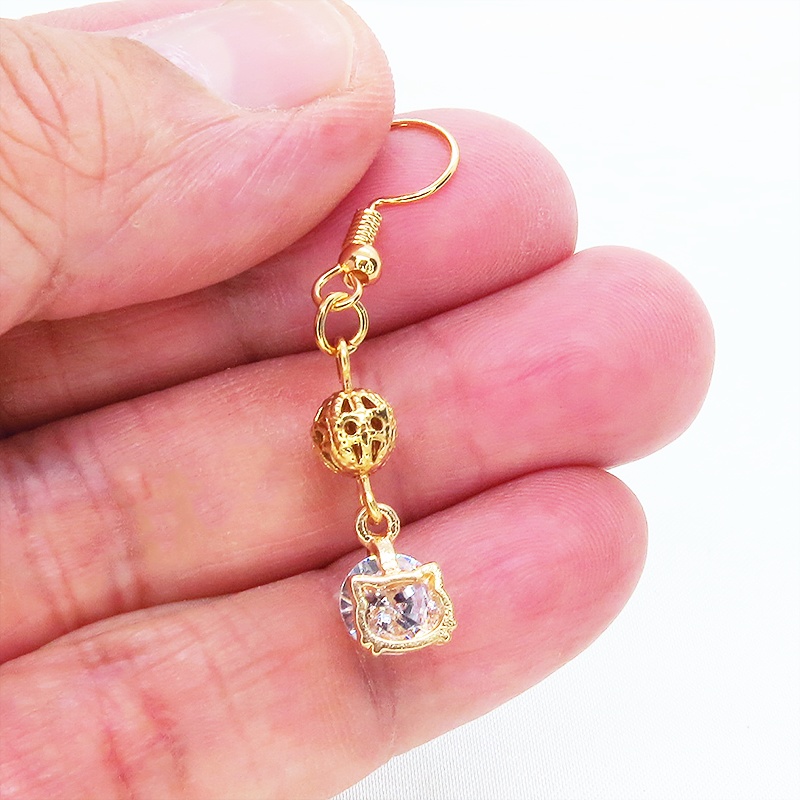 ゴールドカラーの猫フェイスフレームのキュービックジルコニアとメタルビーズのピアス サージカル可