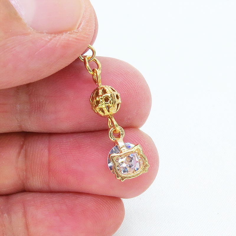 ゴールドカラーの猫フェイスフレームのキュービックジルコニアとメタルビーズのピアス サージカル可