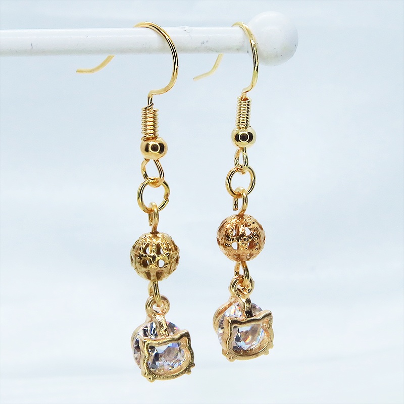 ゴールドカラーの猫フェイスフレームのキュービックジルコニアとメタルビーズのピアス サージカル可