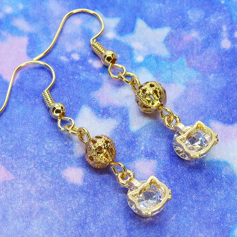 ゴールドカラーの猫フェイスフレームのキュービックジルコニアとメタルビーズのピアス サージカル可