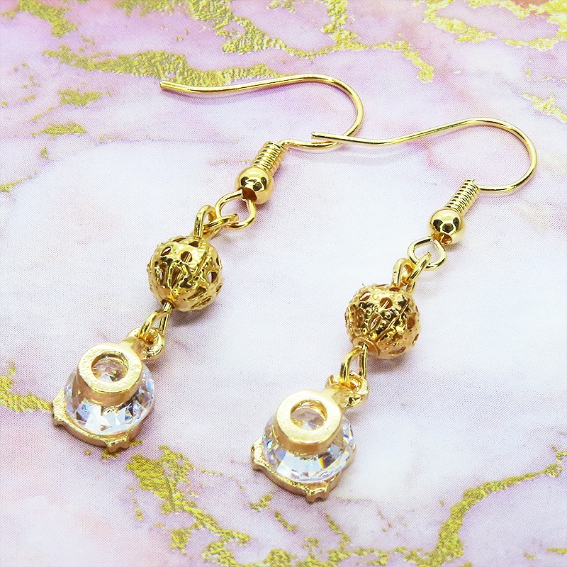 ゴールドカラーの猫フェイスフレームのキュービックジルコニアとメタルビーズのピアス サージカル可