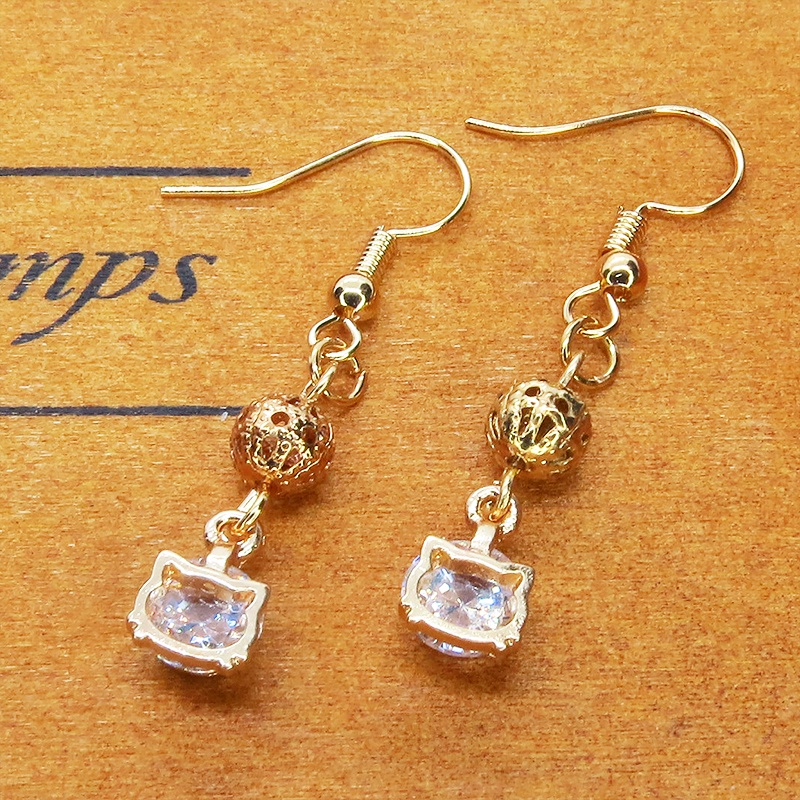 ゴールドカラーの猫フェイスフレームのキュービックジルコニアとメタルビーズのピアス サージカル可