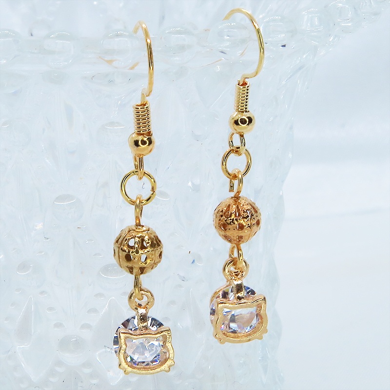 ゴールドカラーの猫フェイスフレームのキュービックジルコニアとメタルビーズのピアス サージカル可