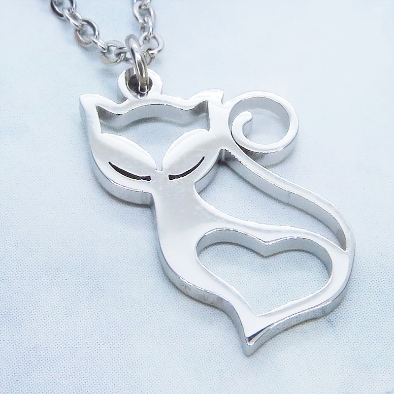 ステンレス製 シルバーカラー 柔らかい曲線の可愛い猫モチーフのネックレス ダイカット ハート アジャスター追加可