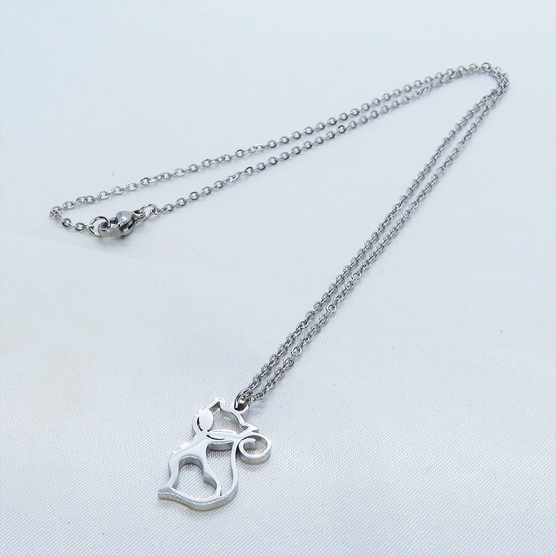 ステンレス製 シルバーカラー 柔らかい曲線の可愛い猫モチーフのネックレス ダイカット ハート アジャスター追加可