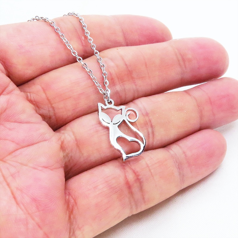 ステンレス製 シルバーカラー 柔らかい曲線の可愛い猫モチーフのネックレス ダイカット ハート アジャスター追加可