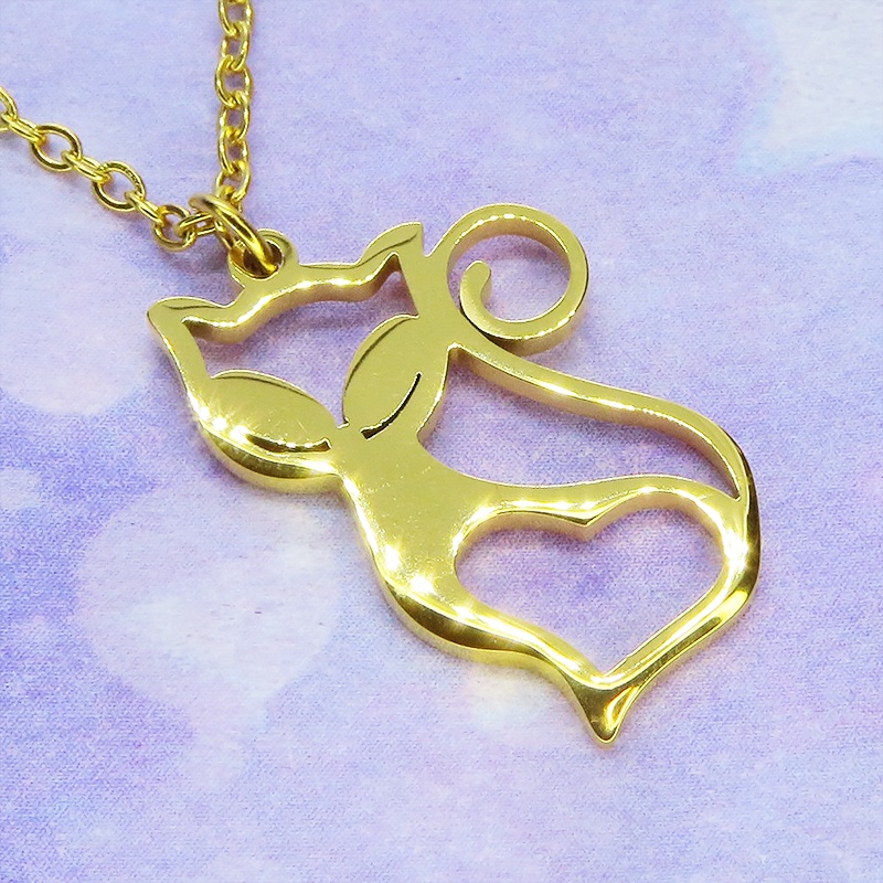 ステンレス製 ゴールドカラー 柔らかい曲線の可愛い猫モチーフのネックレス ダイカット ハート アジャスター追加可