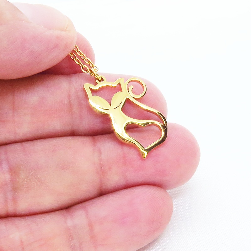 ステンレス製 ゴールドカラー 柔らかい曲線の可愛い猫モチーフのネックレス ダイカット ハート アジャスター追加可