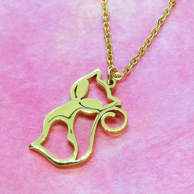 ステンレス製 ゴールドカラー 柔らかい曲線の可愛い猫モチーフのネックレス ダイカット ハート アジャスター追加可