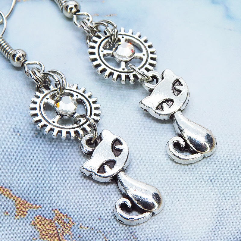 アンティークシルバー 猫と歯車を組合せたピアス スチームパンク風 ラインストーン サージカル可