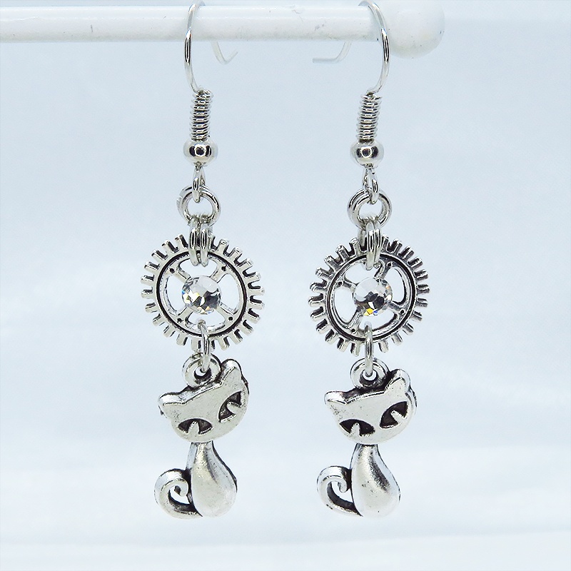 アンティークシルバー 猫と歯車を組合せたピアス スチームパンク風 ラインストーン サージカル可