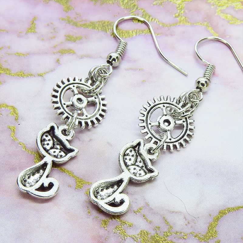 アンティークシルバー 猫と歯車を組合せたピアス スチームパンク風 ラインストーン サージカル可