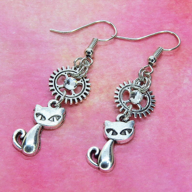 アンティークシルバー 猫と歯車を組合せたピアス スチームパンク風 ラインストーン サージカル可