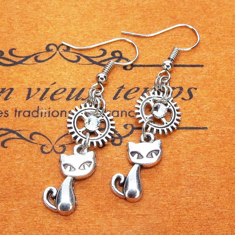 アンティークシルバー 猫と歯車を組合せたピアス スチームパンク風 ラインストーン サージカル可