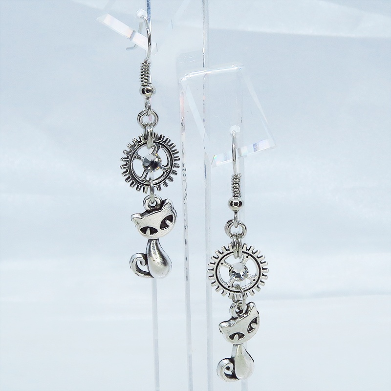 アンティークシルバー 猫と歯車を組合せたピアス スチームパンク風 ラインストーン サージカル可