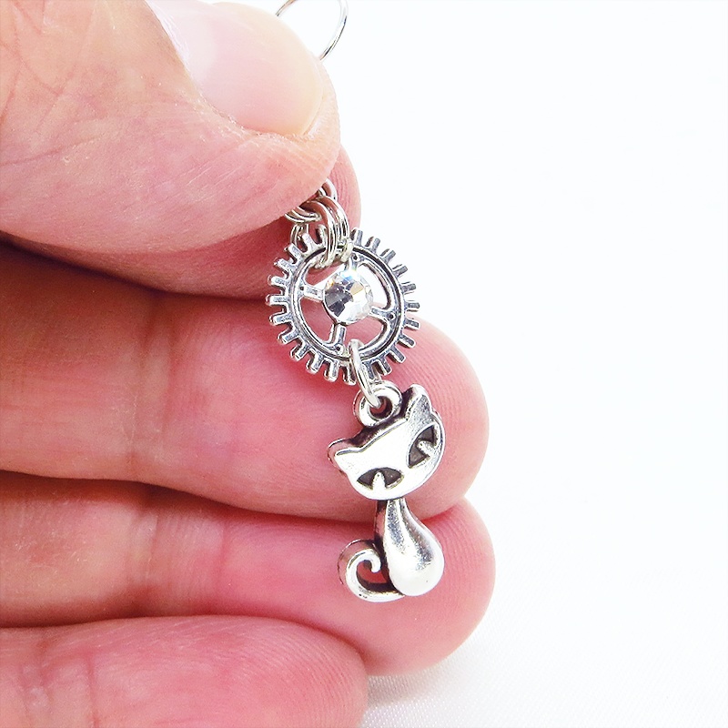 アンティークシルバー 猫と歯車を組合せたピアス スチームパンク風 ラインストーン サージカル可