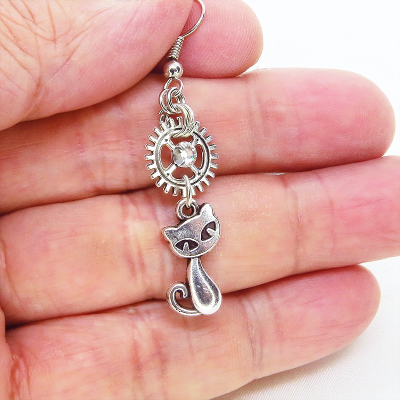 アンティークシルバー 猫と歯車を組合せたピアス スチームパンク風 ラインストーン サージカル可