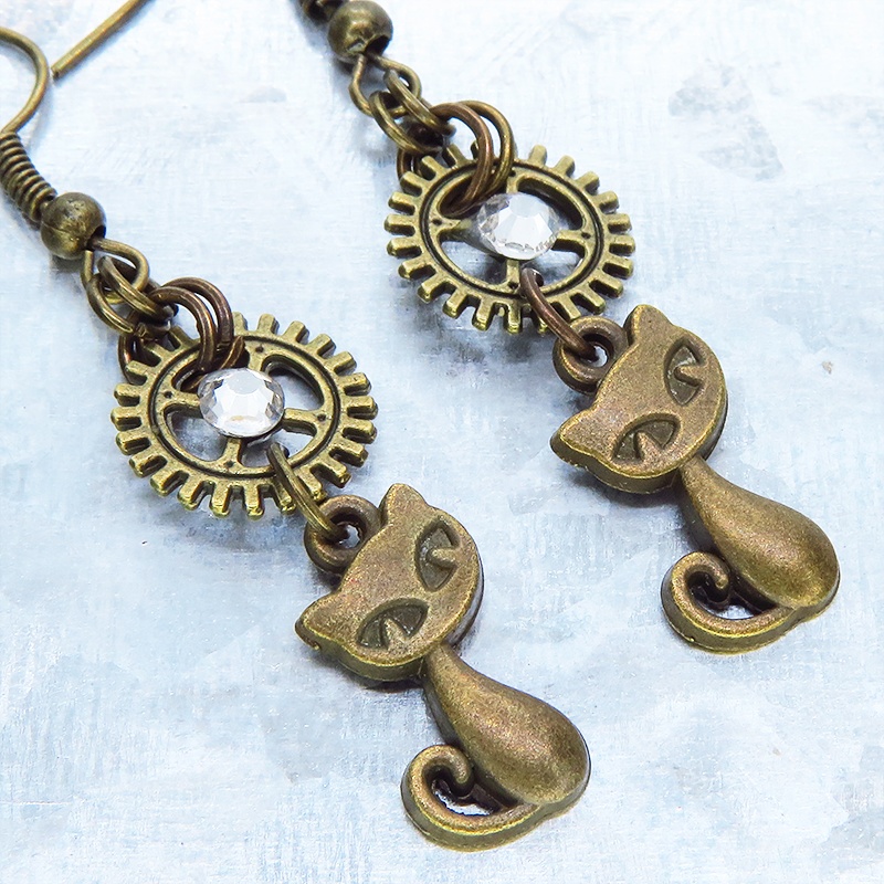 アンティークゴールド 猫と歯車を組合せたピアス スチームパンク風 ラインストーン