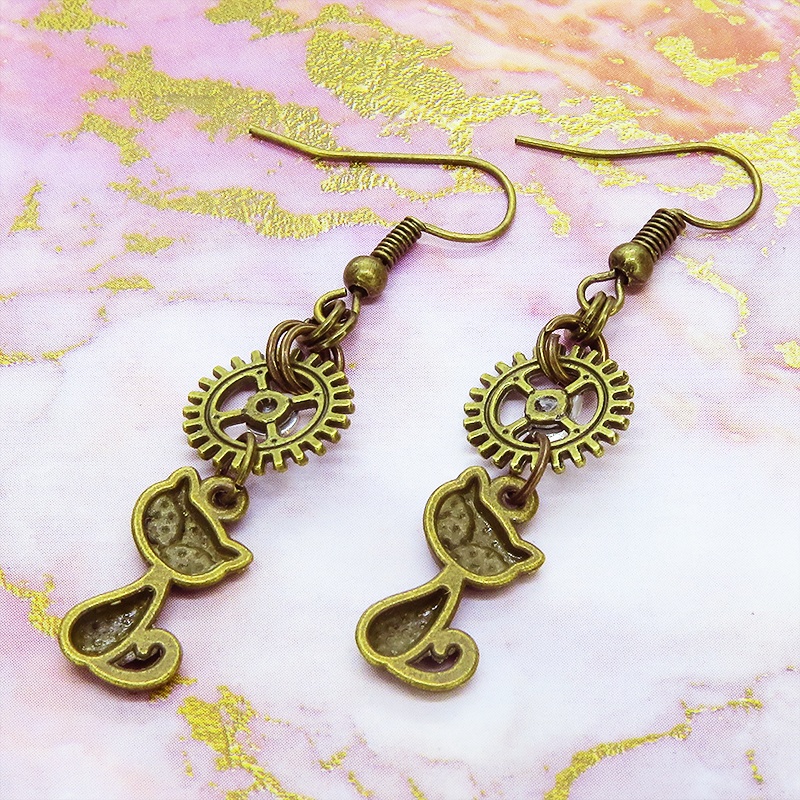 アンティークゴールド 猫と歯車を組合せたピアス スチームパンク風 ラインストーン
