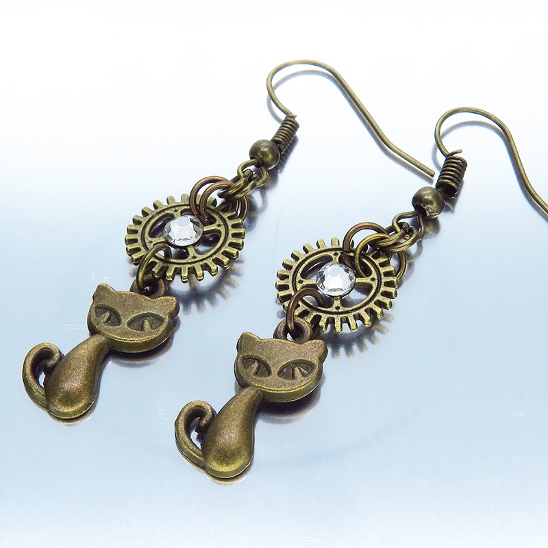 アンティークゴールド 猫と歯車を組合せたピアス スチームパンク風 ラインストーン