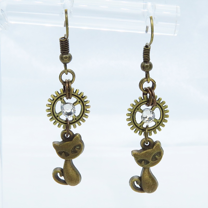 アンティークゴールド 猫と歯車を組合せたピアス スチームパンク風 ラインストーン