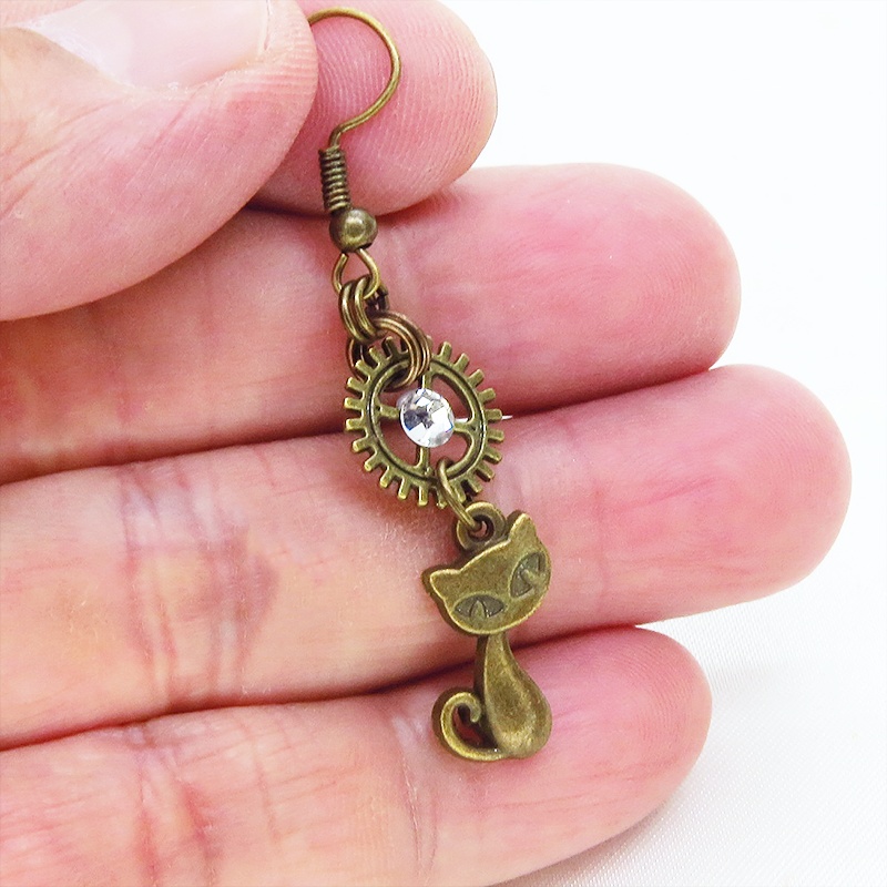 アンティークゴールド 猫と歯車を組合せたピアス スチームパンク風 ラインストーン