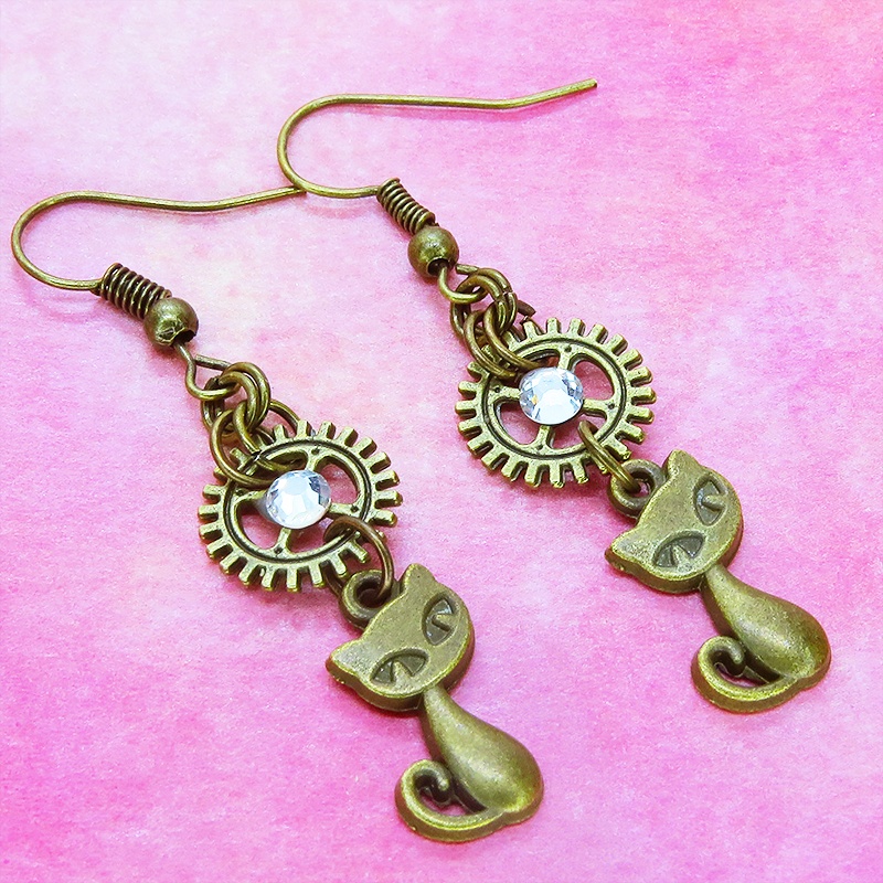 アンティークゴールド 猫と歯車を組合せたピアス スチームパンク風 ラインストーン