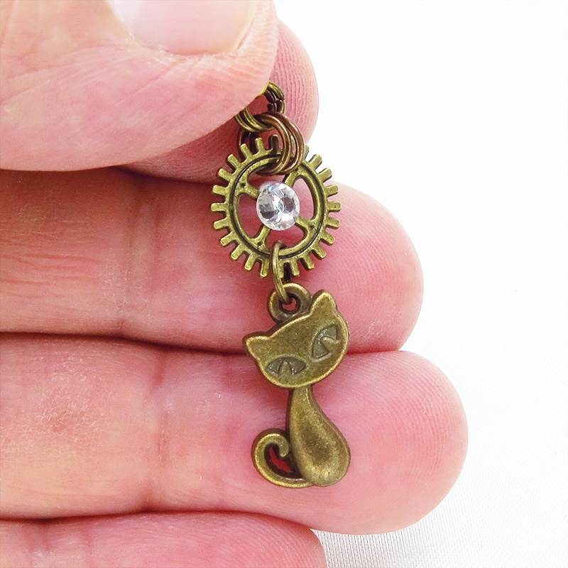 アンティークゴールド 猫と歯車を組合せたピアス スチームパンク風 ラインストーン