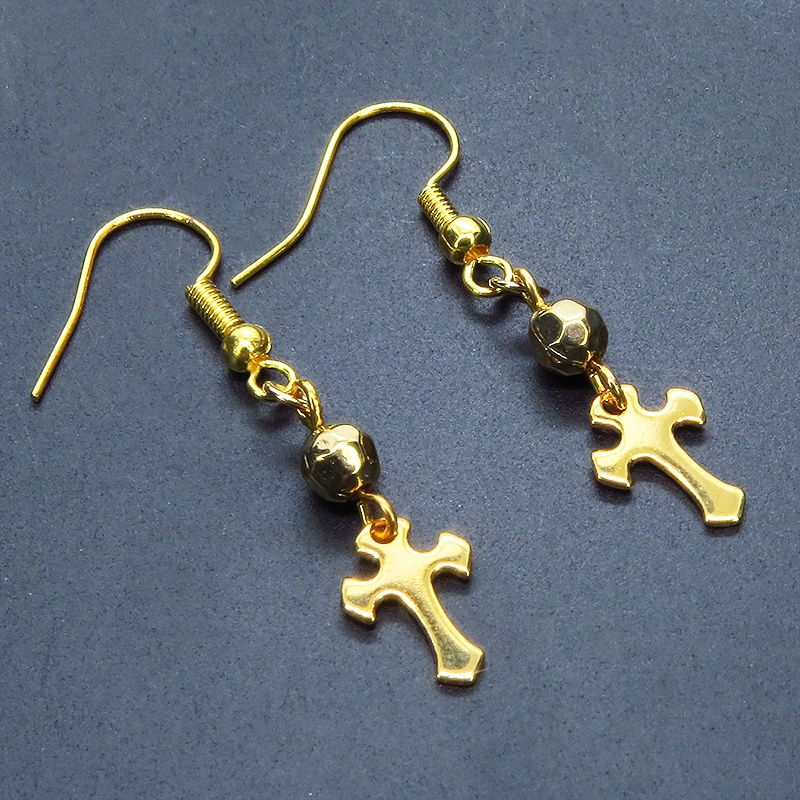 ゴールドカラー ロザリオ（十字架）とメタルビーズを組合せたコンパクトなピアス ステンレス サージカル可